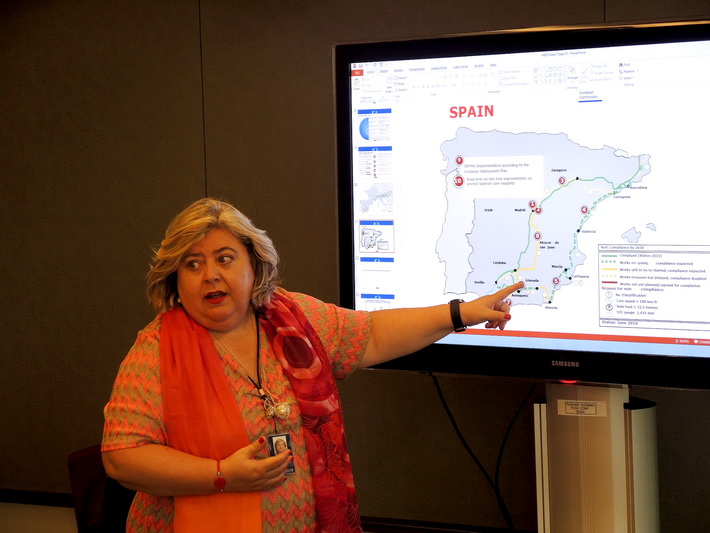 Clara Aguilera consigue el compromiso de la Eurocmara para dar solucin al aislamiento ferroviario de Granada